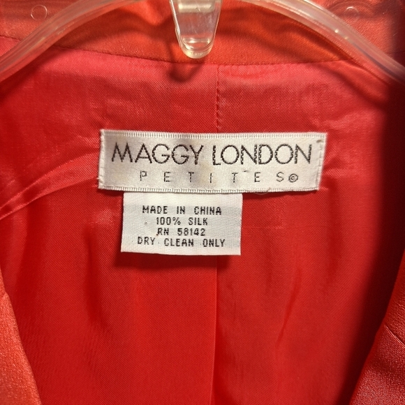 A Maggy London petites 100% silk pant suit in a 12" waist, 18" PTP, 20.5" length - Picture 3 of 12